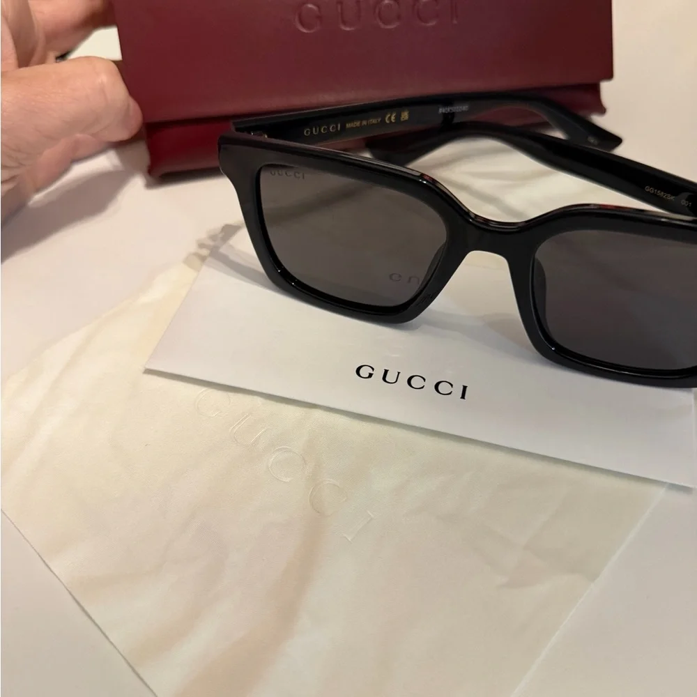 GUCCI
GG1582SK 001 | BLACK - Picture 4 of 10